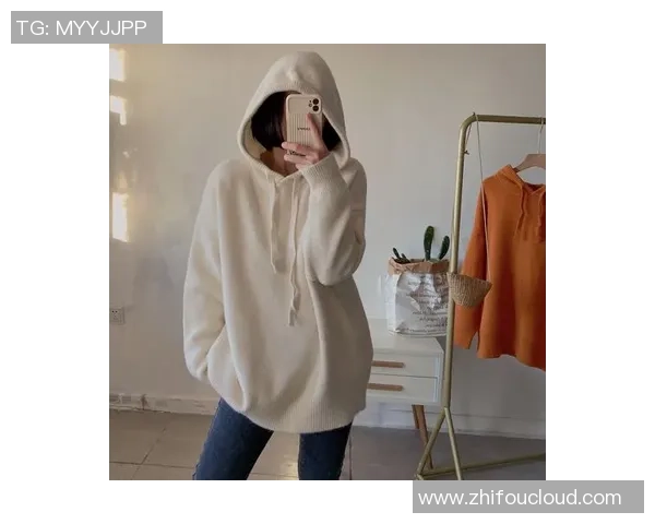 足球明星米白色毛衣时尚搭配解析引领潮流新风尚